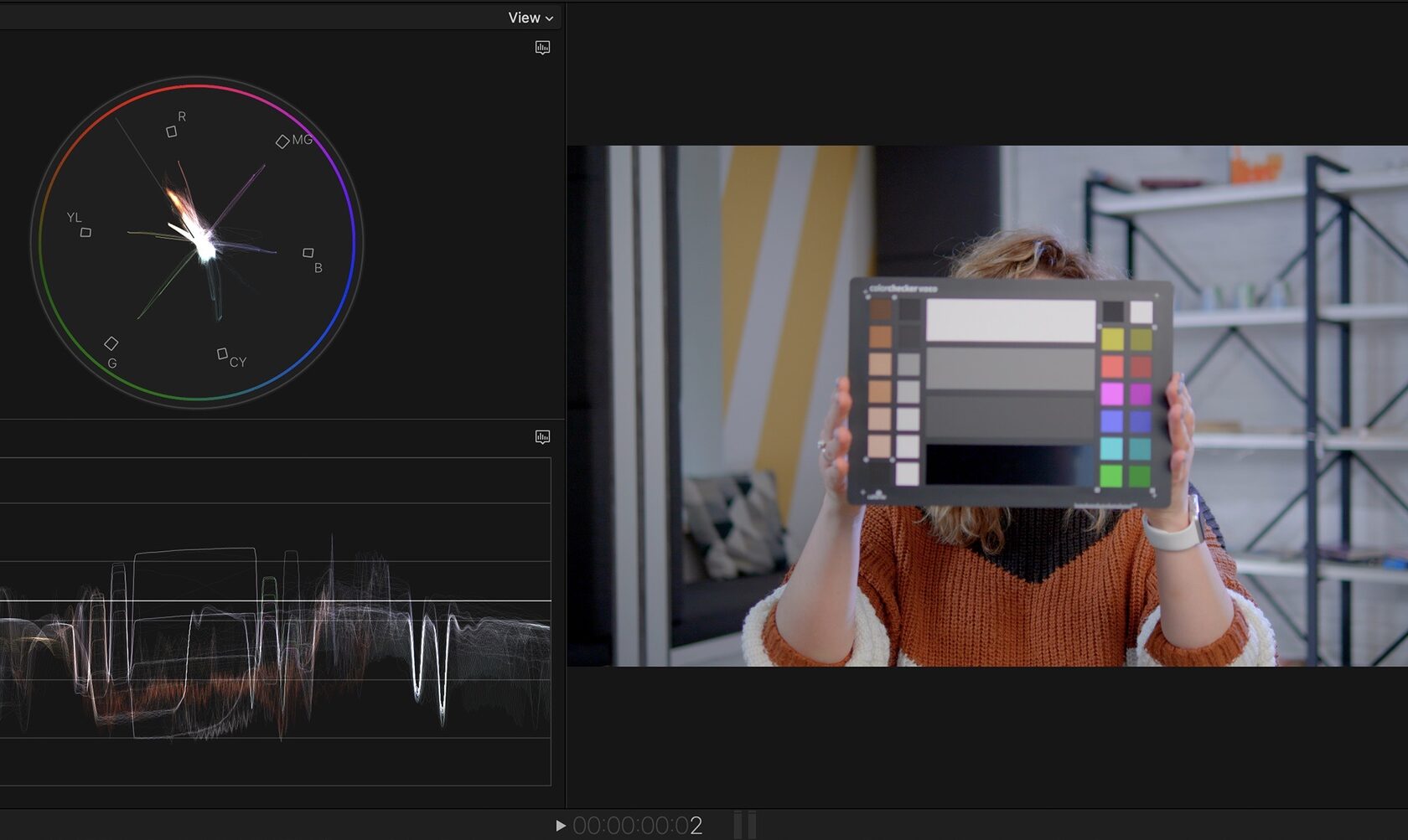 Цветовая мишень X-Rite ColorChecker Video рядом с вектороскопом