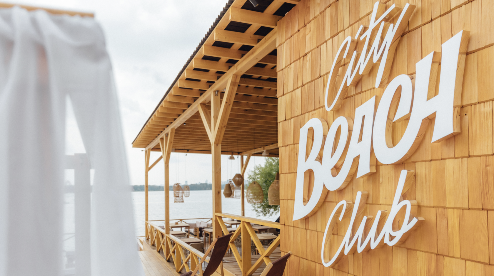 City beach строгино. Сити Бич клаб Строгино. Пляжный клуб Строгино. Royal Bar/Beach Club в Москве пляж. Сити Бич клаб Строгино бар.