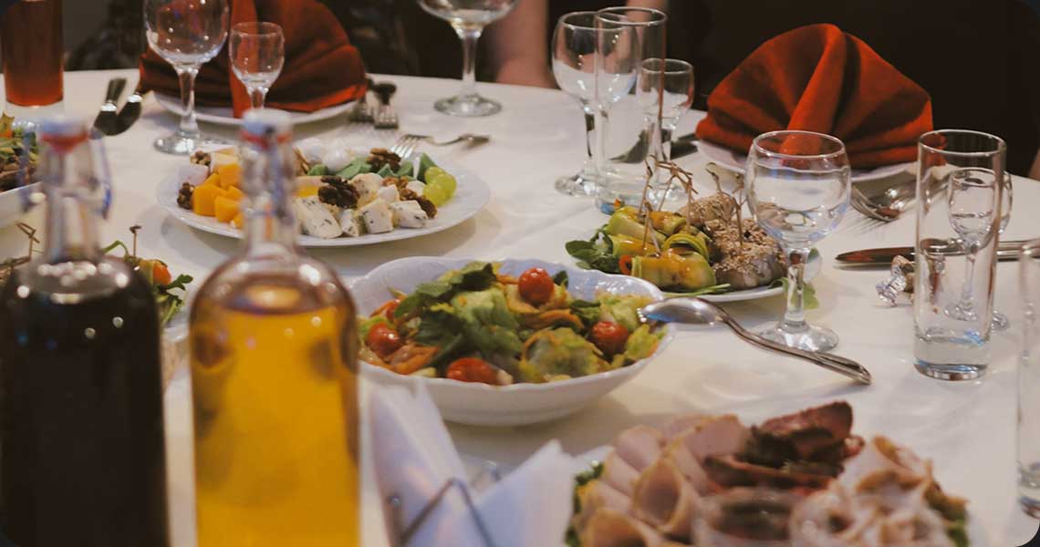 свадебный банкетный стол с закусками