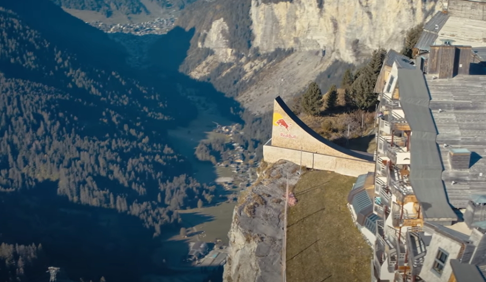 ВИДЕО: Том Паже делает двойное сальто вперед со скалы