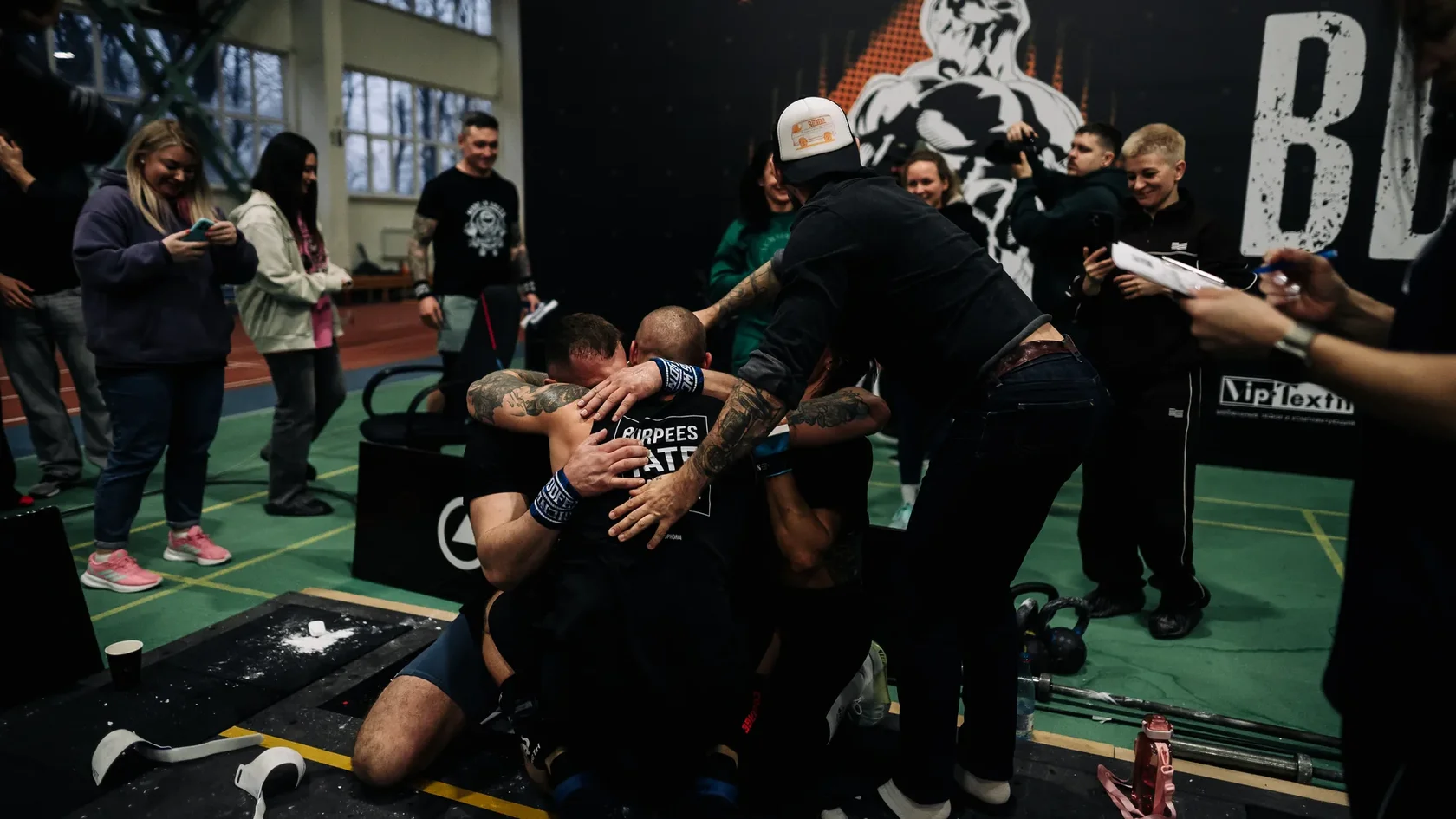 Команда поддерживает атлета после финиша