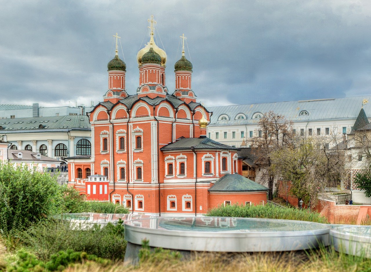 Московская городская церковь. Знаменский монастырь на Варварке. Храм на Москве реке. Храмы Москвы с речкой. Церковь на Москву речке.