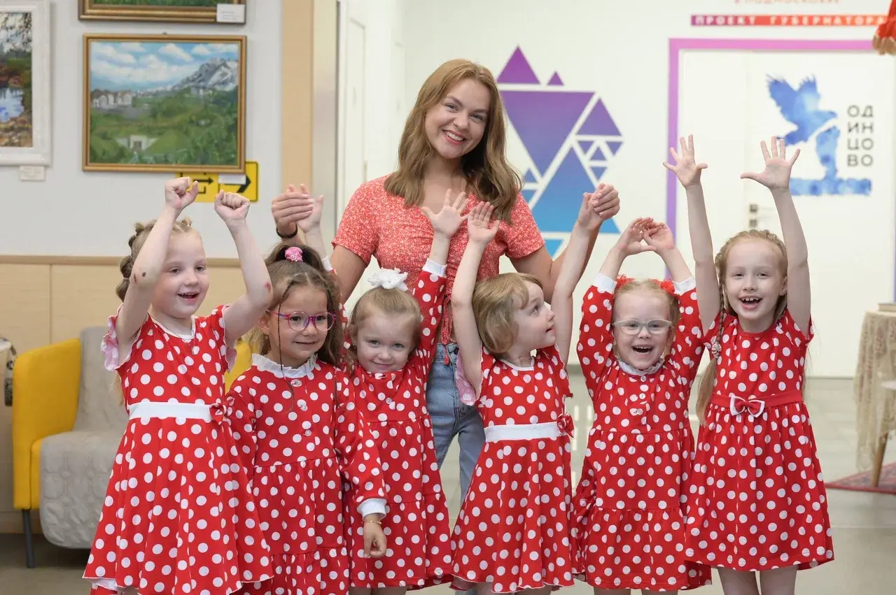 Маленькие дети с преподавателем музыкальной студии Be Music 