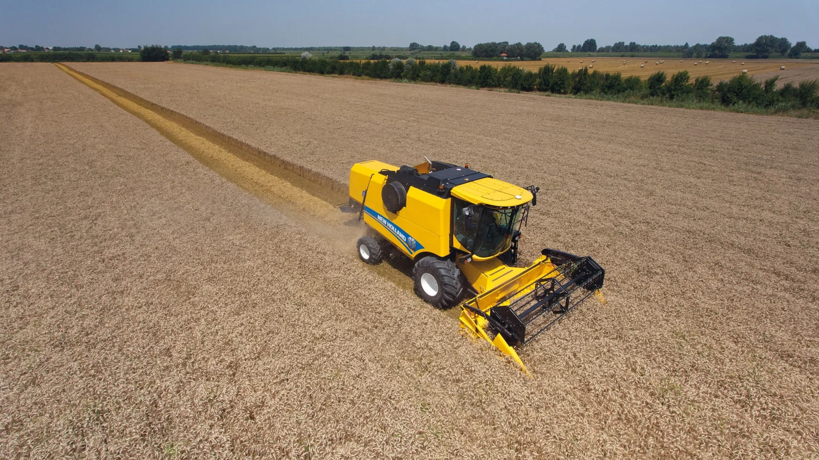 Комбайн New Holland в пшеничном поле