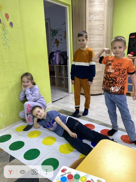 Дети показывают поделки, созданные на занятии