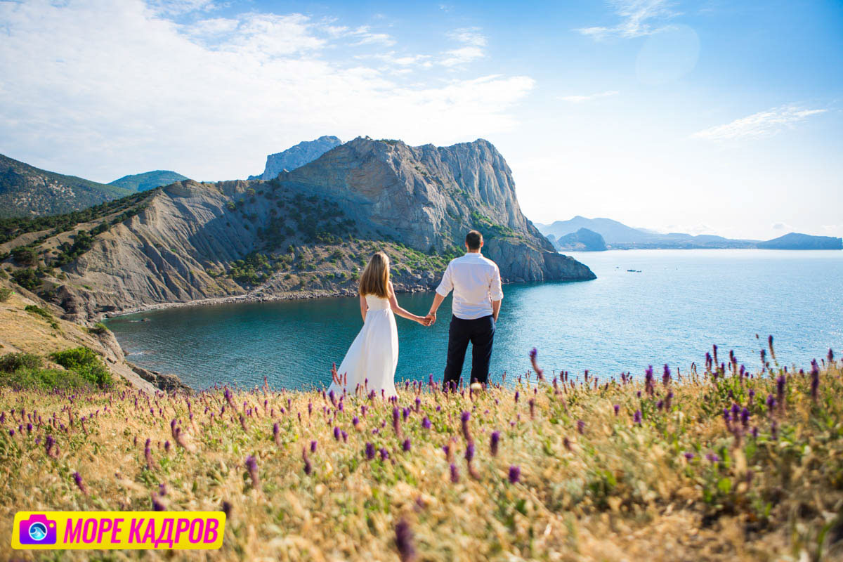 романтическая фотосессия с шикарным видом на море на тропе Голицына недалеко от Судака