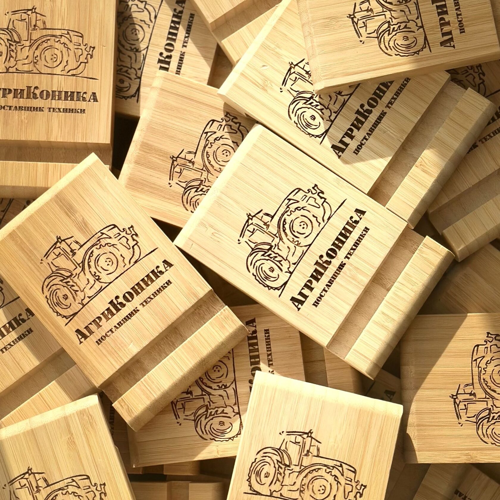 Лазерная гравировка логотипа на корпоративной продукции на деревянных подставках для телефонов Киров – StekloWood 