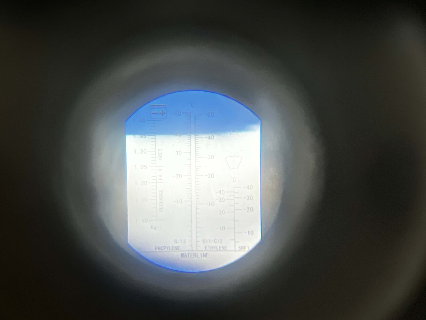 Перед началом работ проверяем рефрактометром состояние антифриза