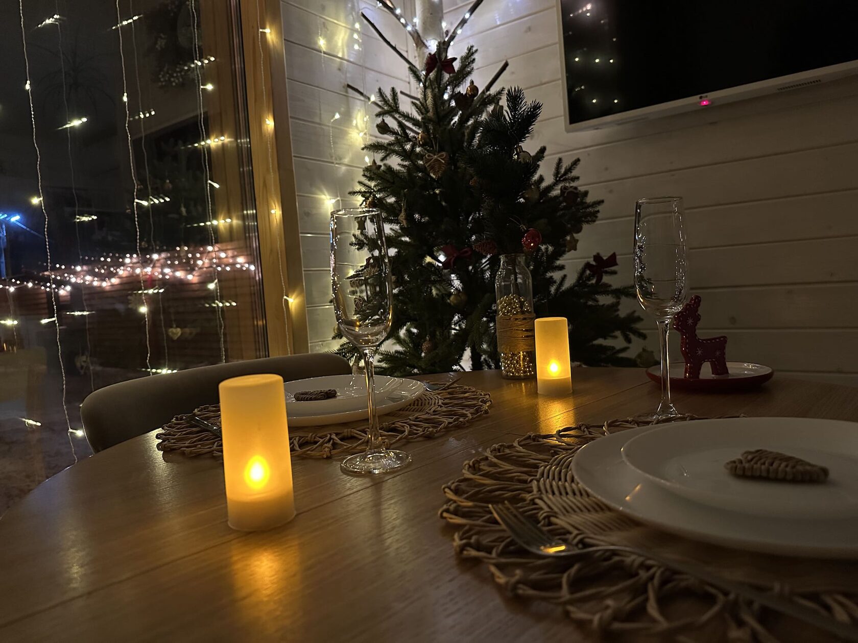 Вид из панорамного окна домика на заснеженный пейзаж — спокойствие и отдых от городской суеты