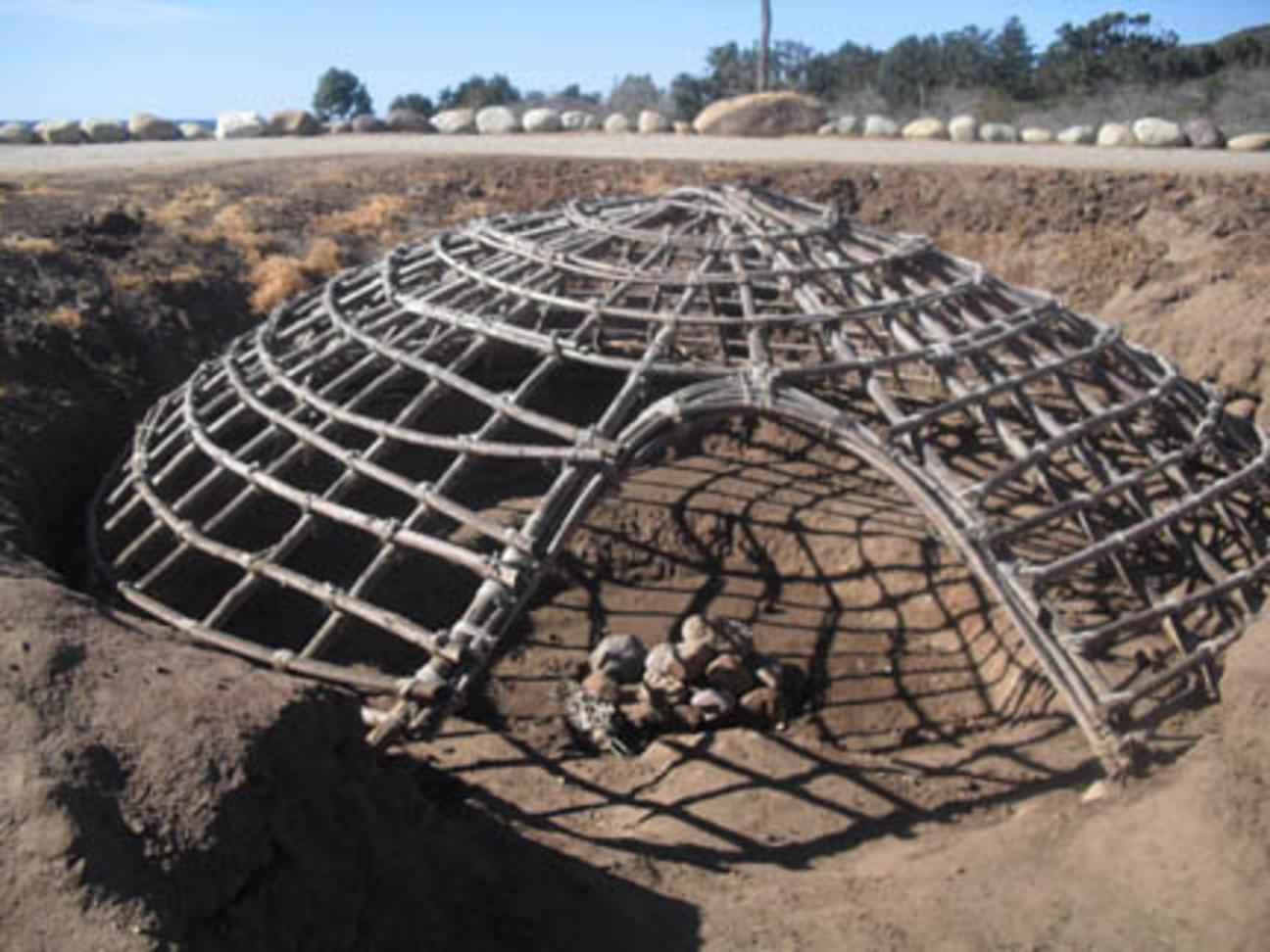 Традиционная индейская парная (sweat lodge) из каркаса и покрытия