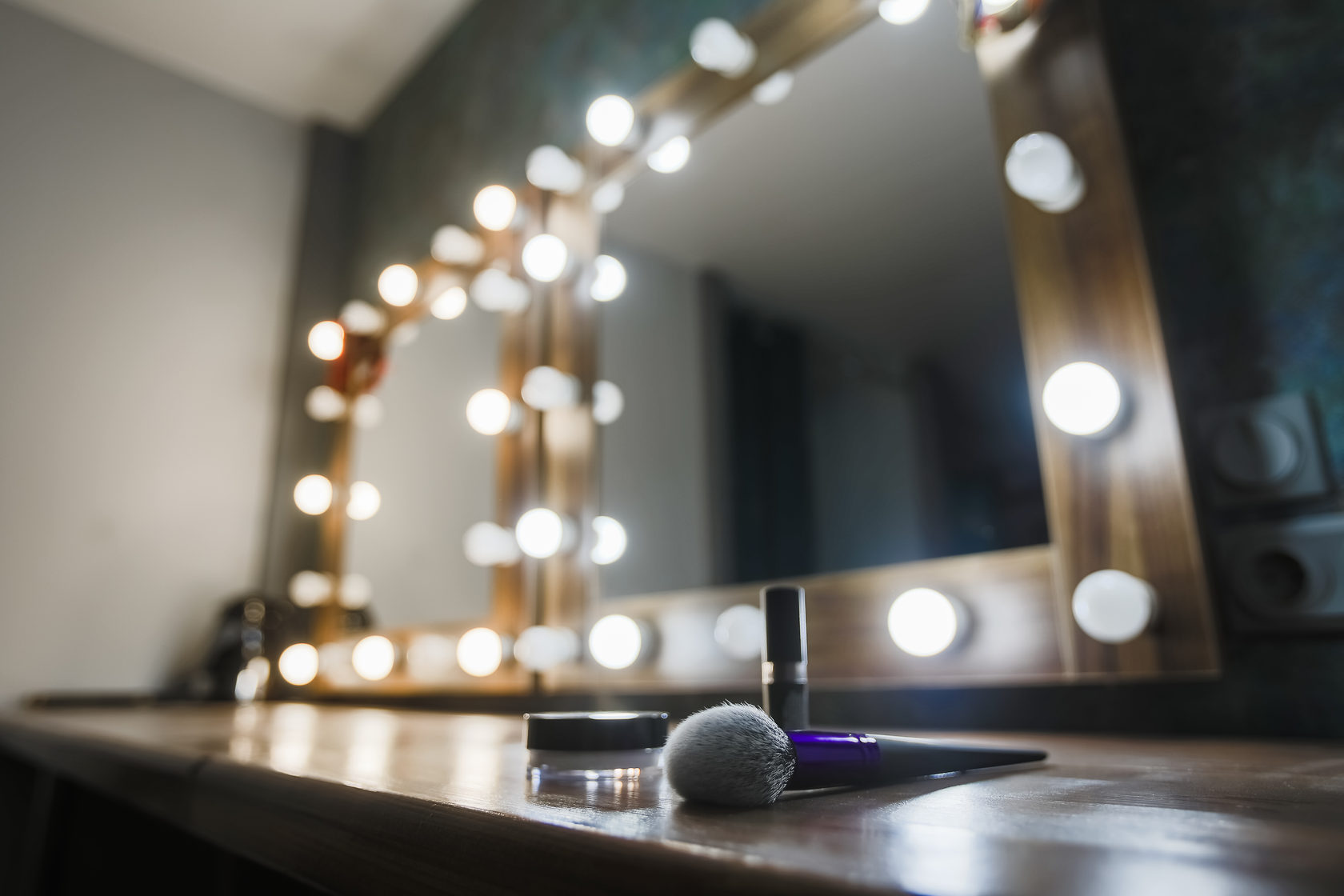 Стул для гримерки. Гримерная в фотостудии. Театр эстетика гримерка. Екатерина андреевна в гримерке. Гримерка липецк ривьера.