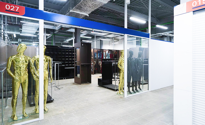 Пример организации торгового пространства в ТК «Тракторный»: помещение со стеллажами и манекенами, готовое к аренде.