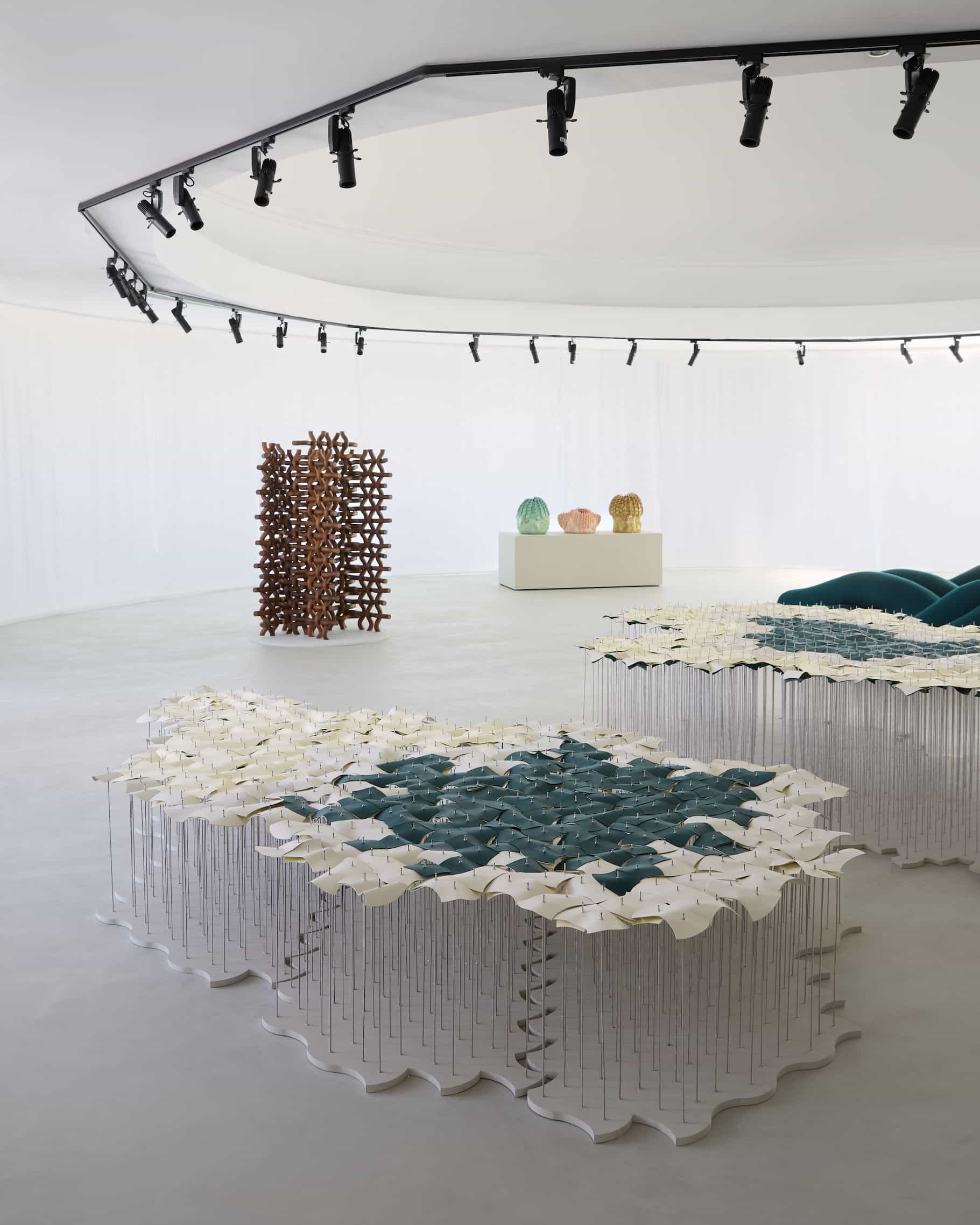 NOMAD 2025: как проходит ярмарка дизайна и искусства в аэропорте Абу-Даби