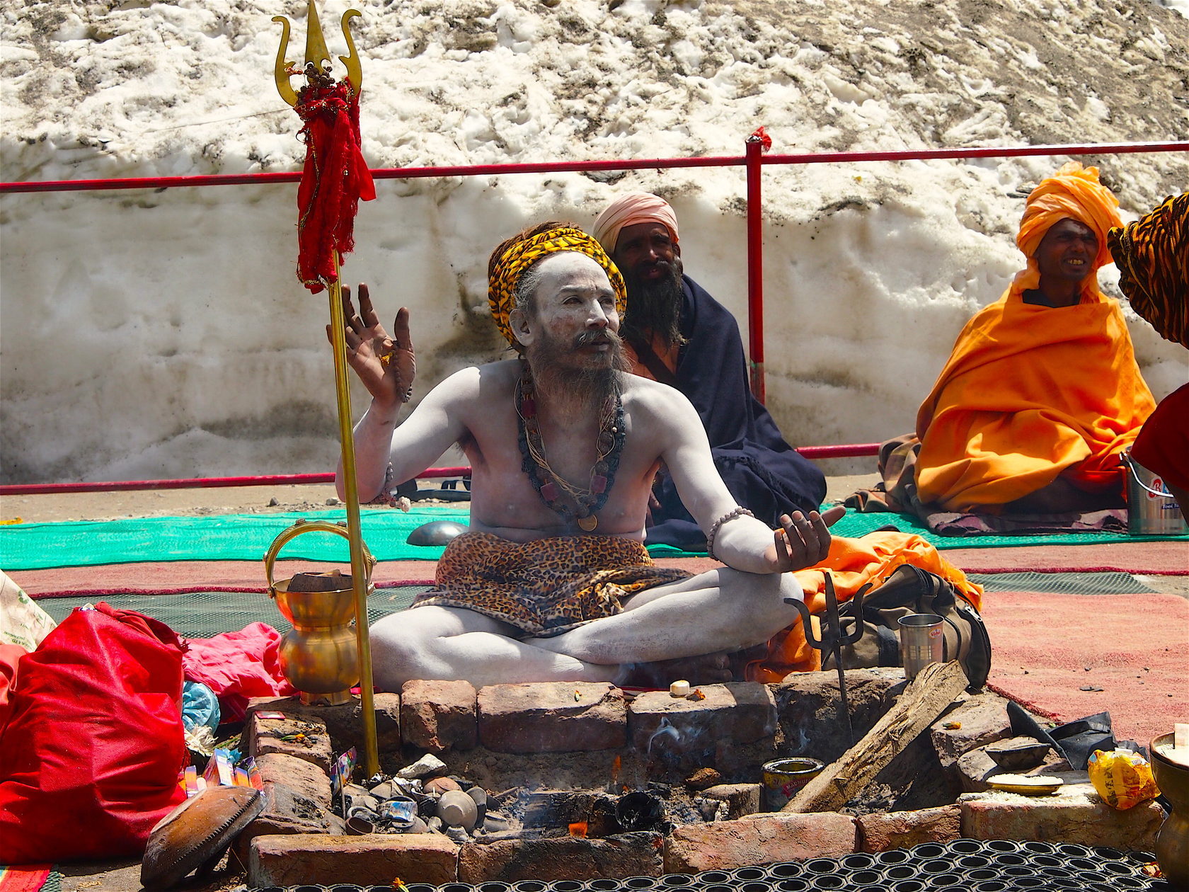 Йога в гималаях. Кедарнатх храм Шивы. Кедарнатх Индия храм Шивы. Обитель Шивы в Гималаях. Шивалингам Шивы Варанаси.