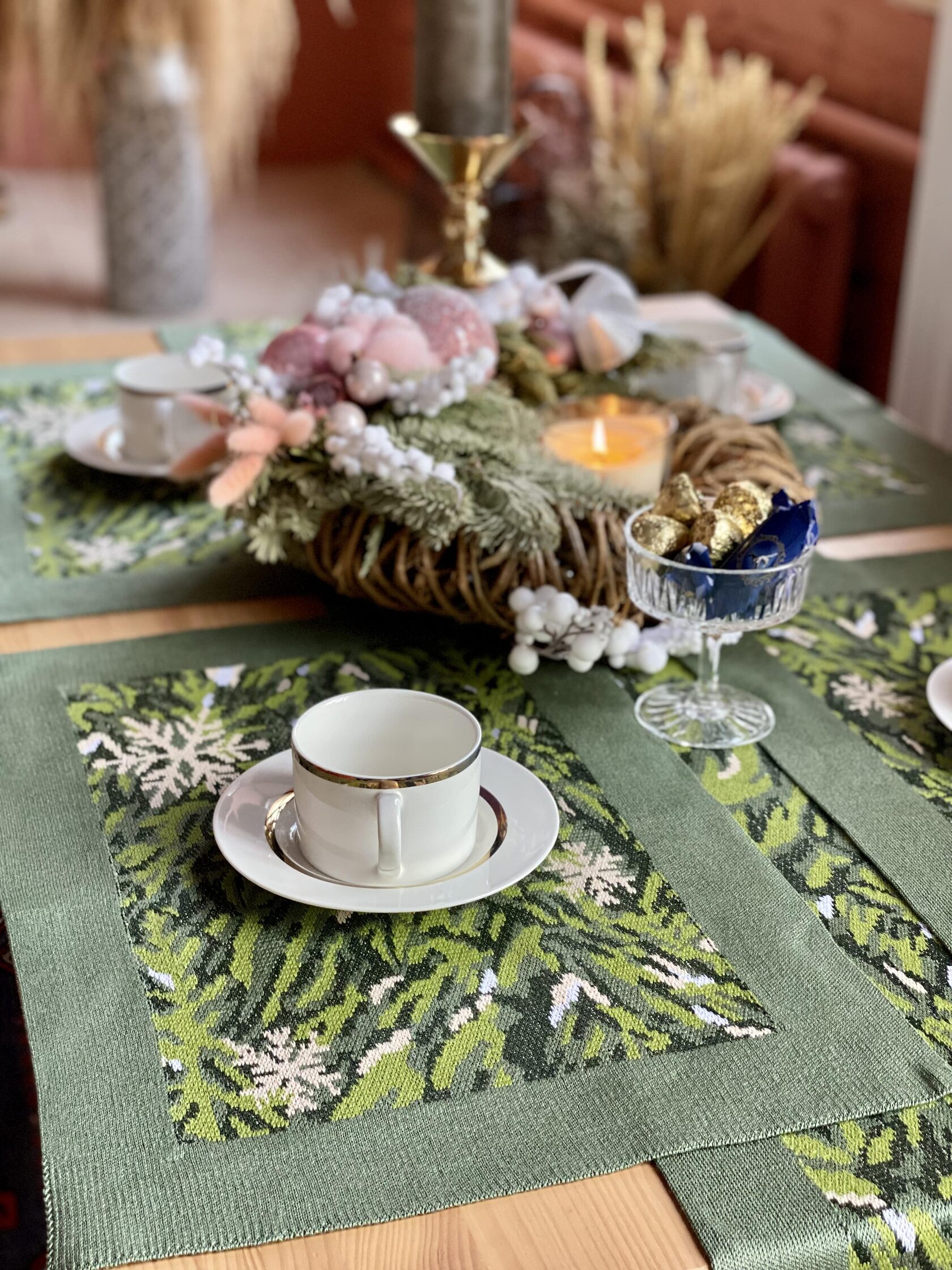 Набор для сервировки с узором снежинок