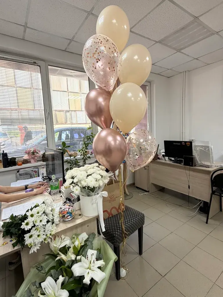 День рождения в офисе — праздничный стол и угощение
