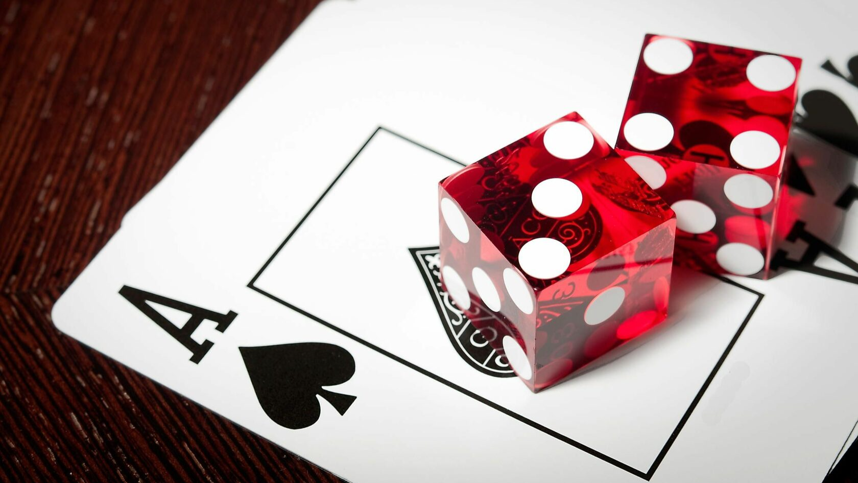 фото парня и девушки на романтическом свидании в публичном месте