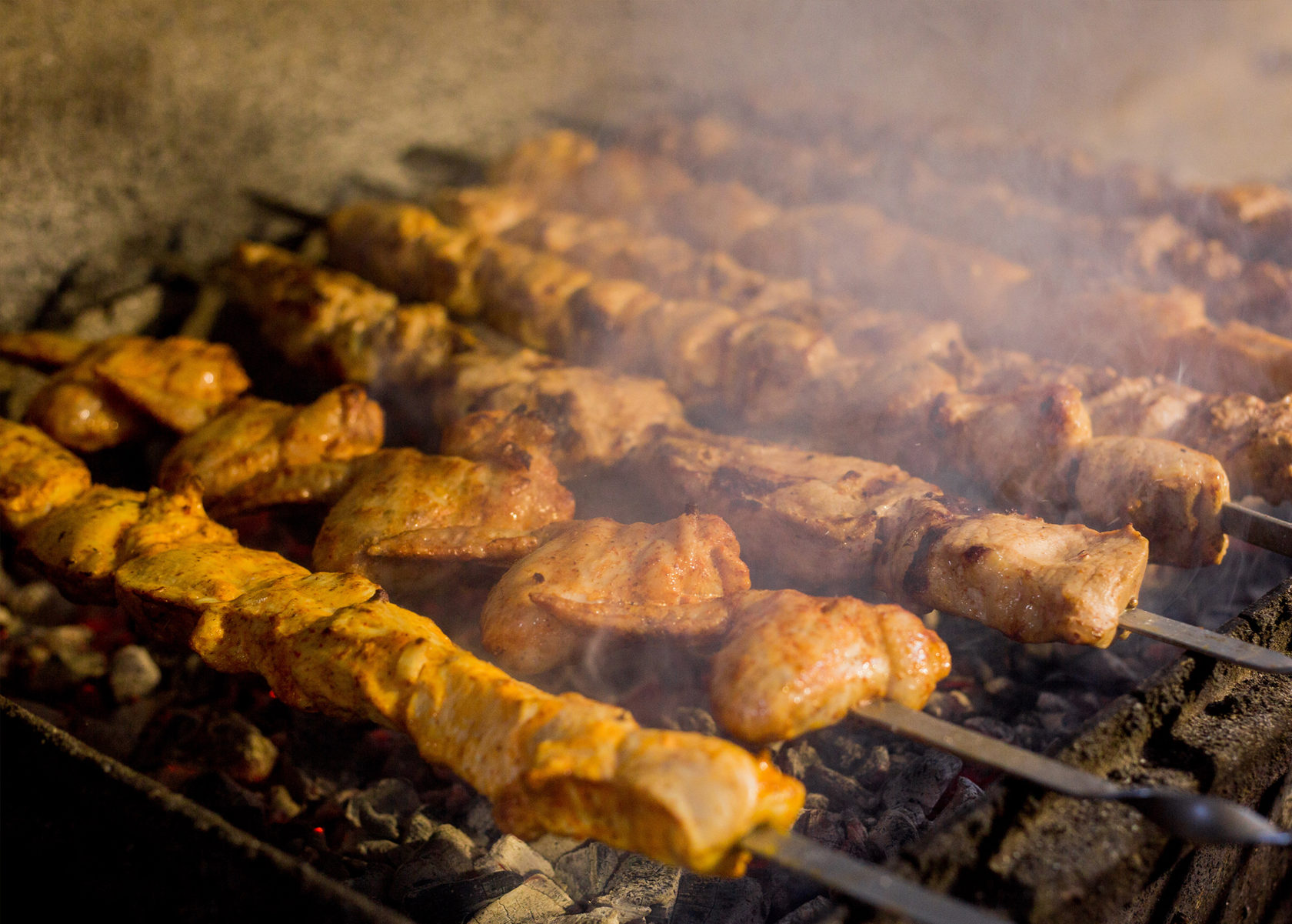 шашлычная в костанай. сочный шашлык фото. мясоед абая костанай. принимаем заказы на шашлык. шашлык гигант.