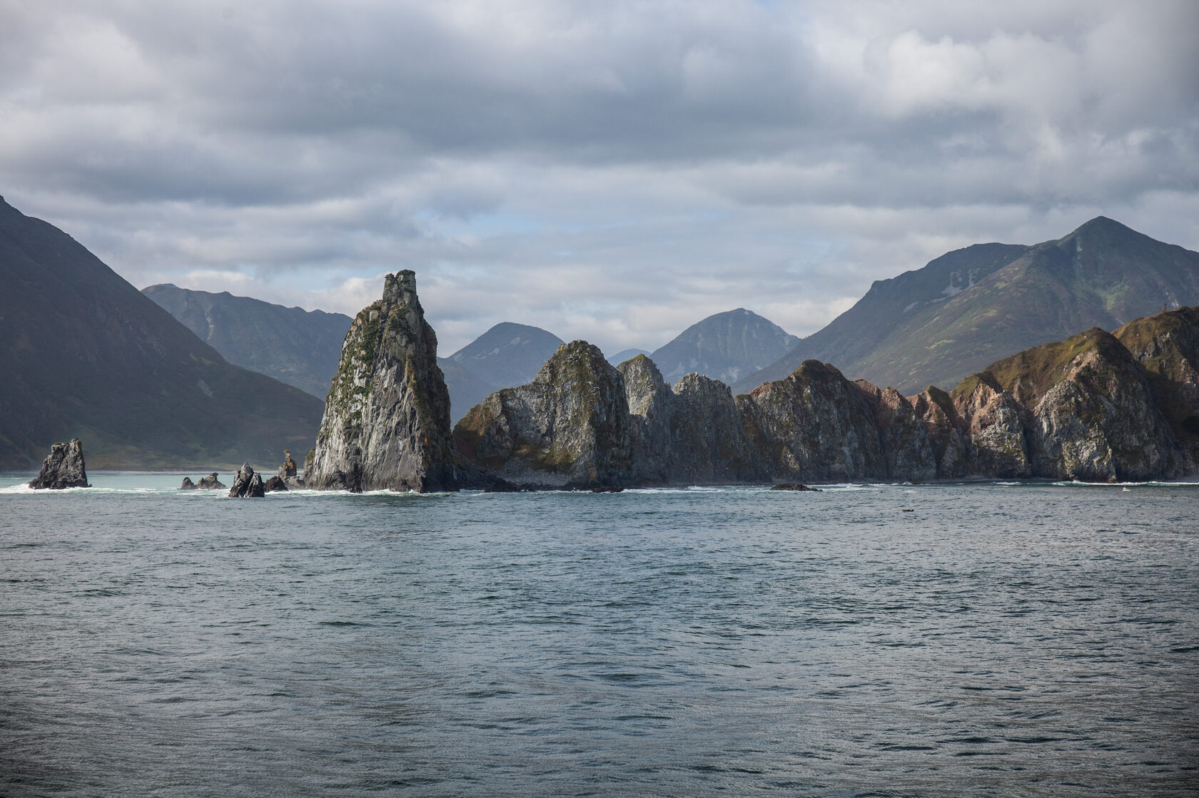 Камчатские морские прогулки. Остров старичков Камчатка. Морская прогулка Камчатка.