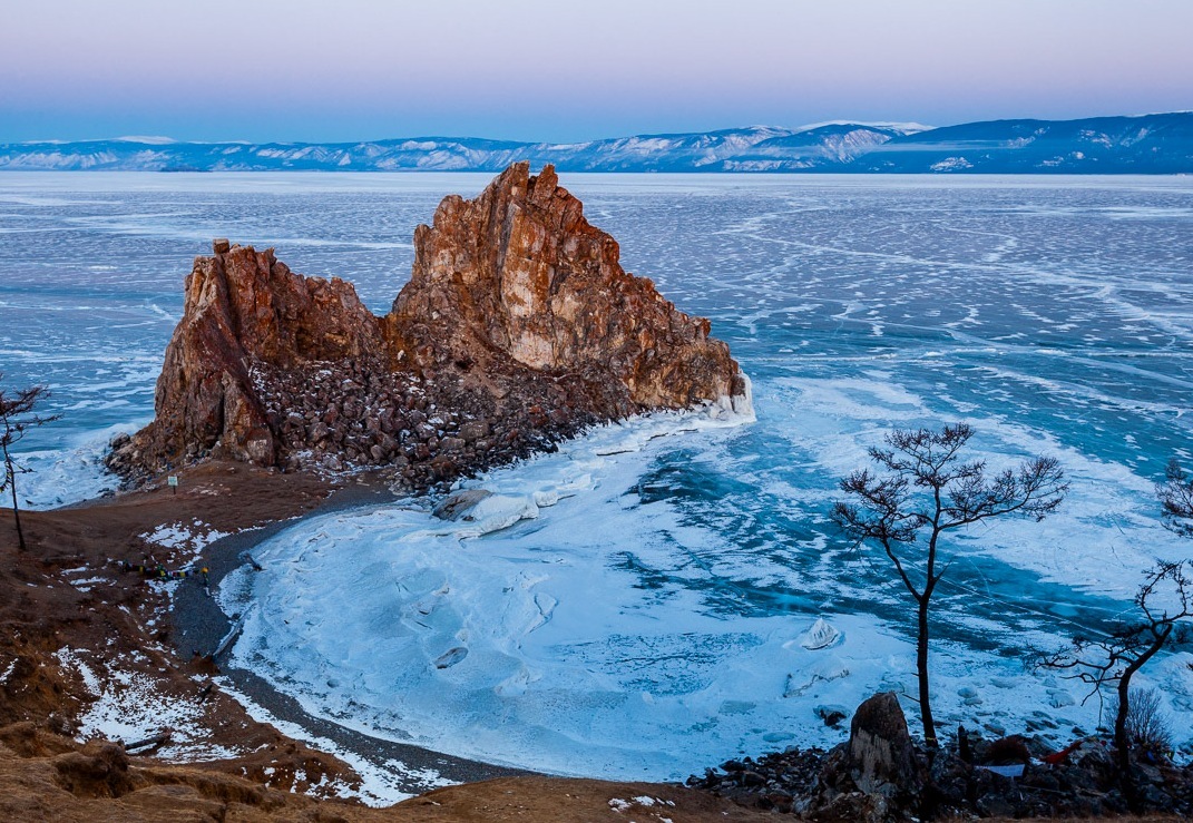 Скала Шаманка на Байкале