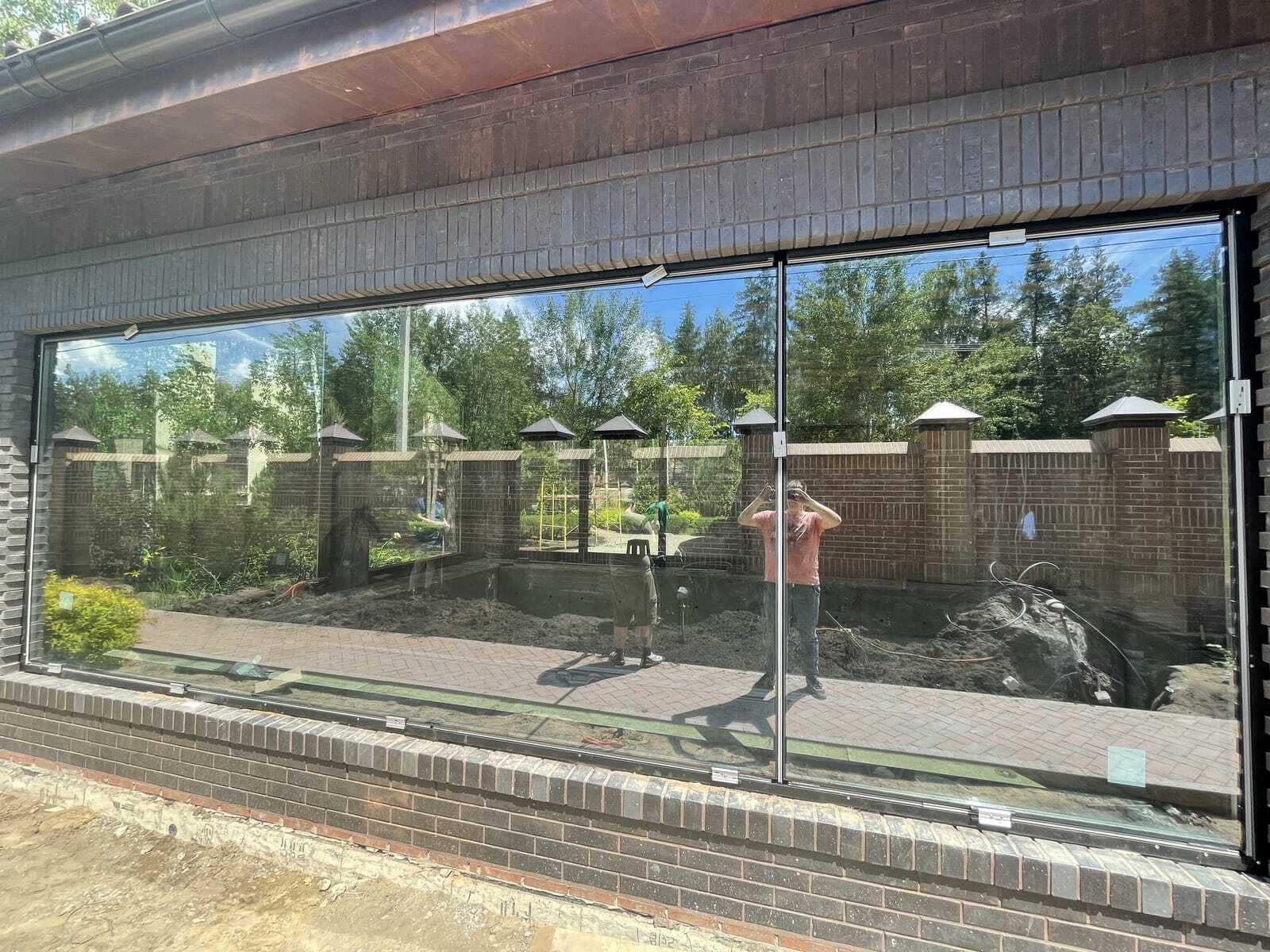 Ленточное панорамное остекление зоны бассейна — Вне рамок