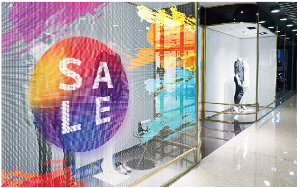 Сезонная акция на витрине магазина с бегущей строкой и подсветкой