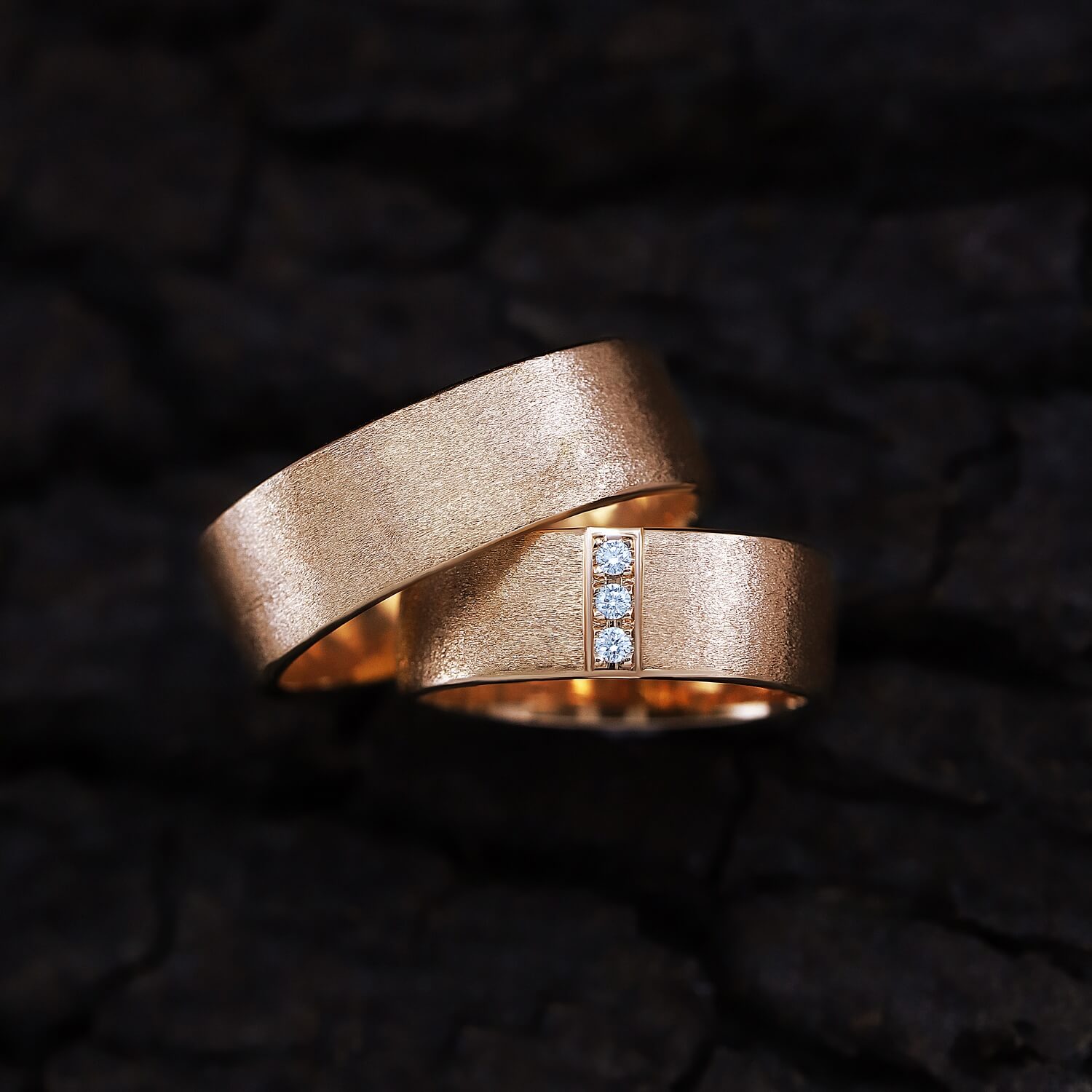 Обручальные кольца с сияющей фактурой и бриллиантами