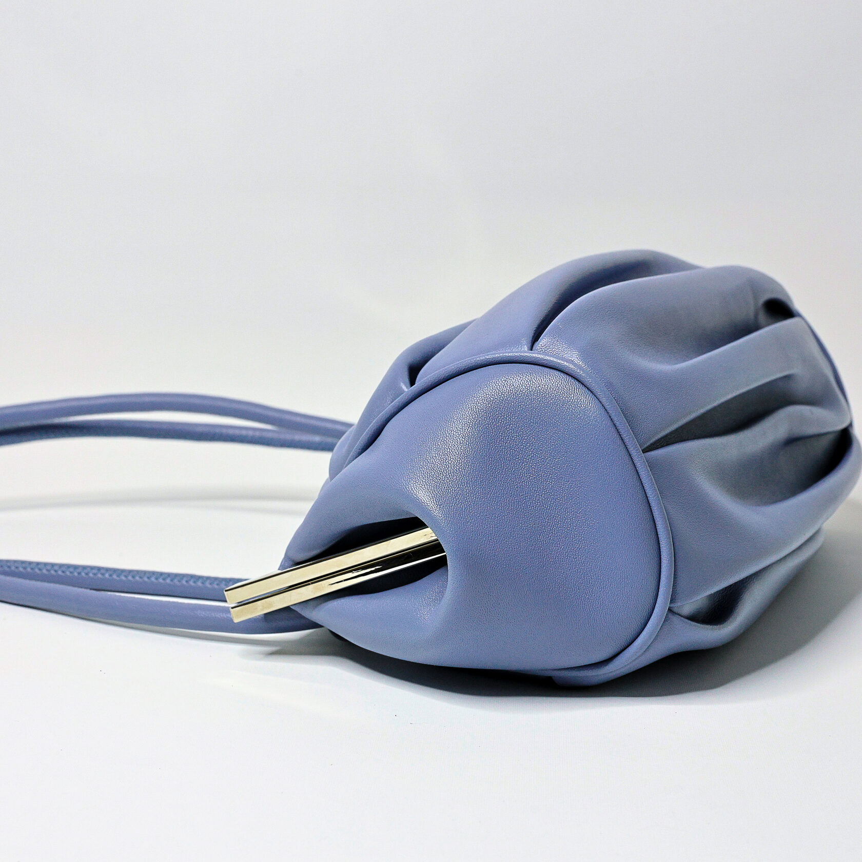 сумка вытянутой формы из мягкой овечьей кожи на фермуаре серо-голубого цвета ручной работы