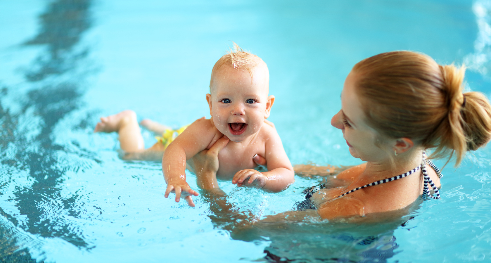 Со скольки детям можно в бассейн. Грудничковое плавание Aqua Baby. Дети в бассейне. Маленький бассейн для детей. Младенец в бассейне.