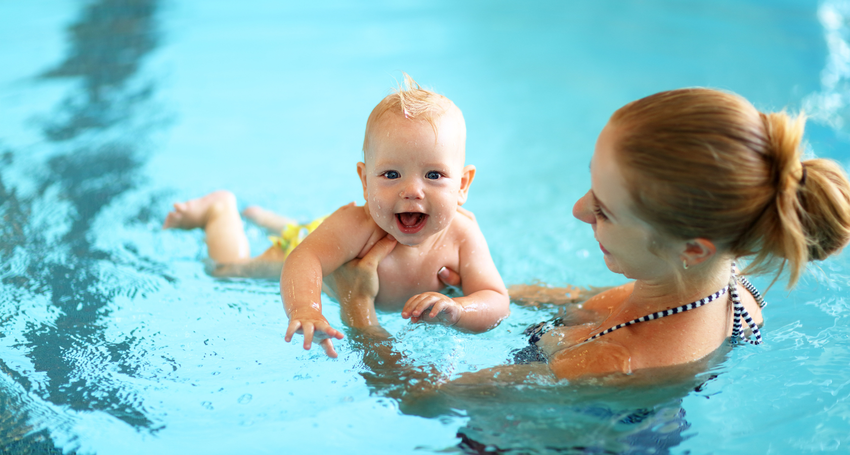 Грудничковое плавание мытищи. Грудничковое плавание Aqua Baby. Дети в бассейне. Маленький бассейн для детей. Младенец в бассейне.