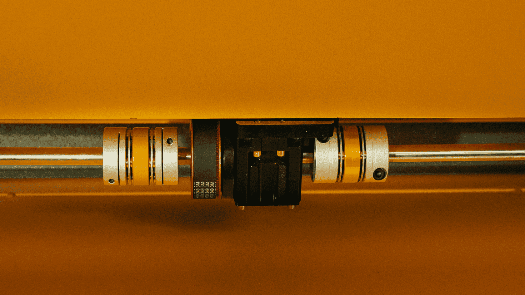 Централизованное расположение двигателя по оси Y