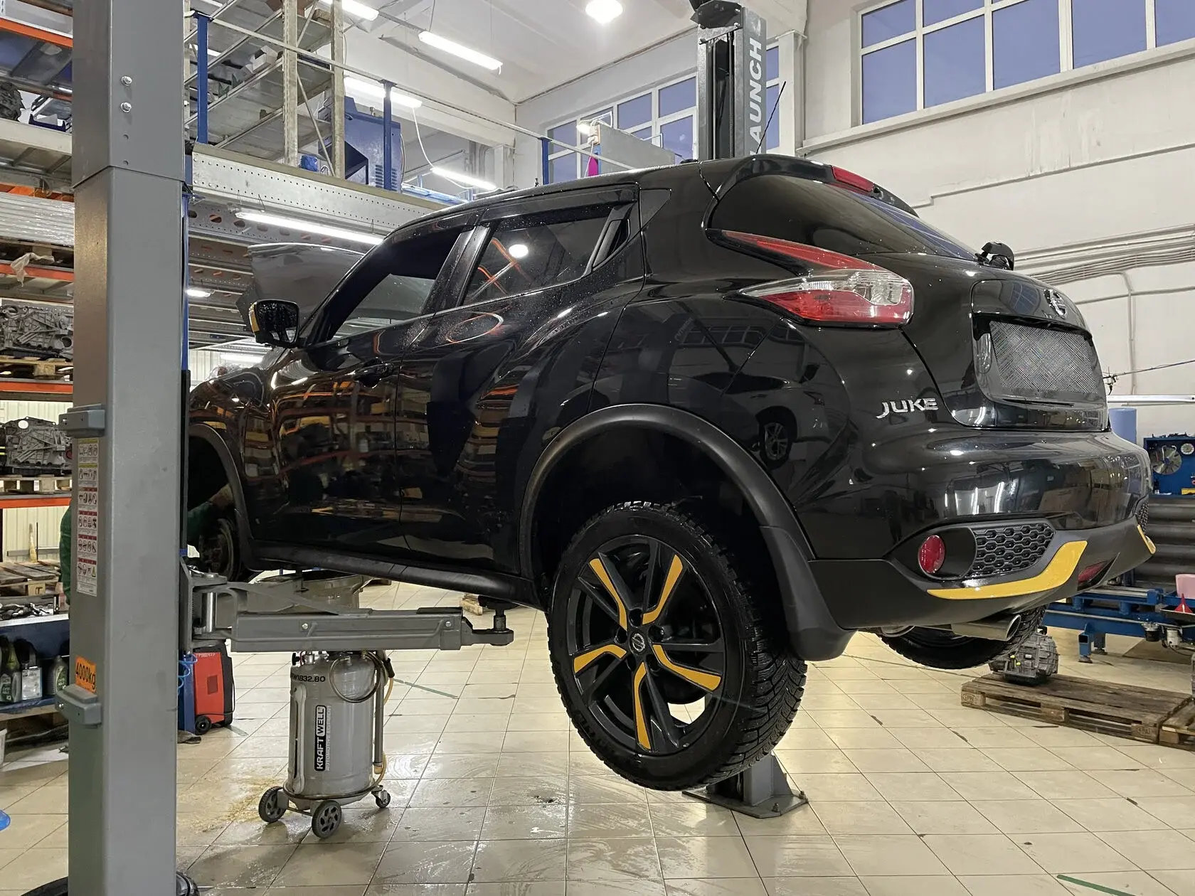 Nissan Juke на подъёмнике в цеху ТРПЛАНТ