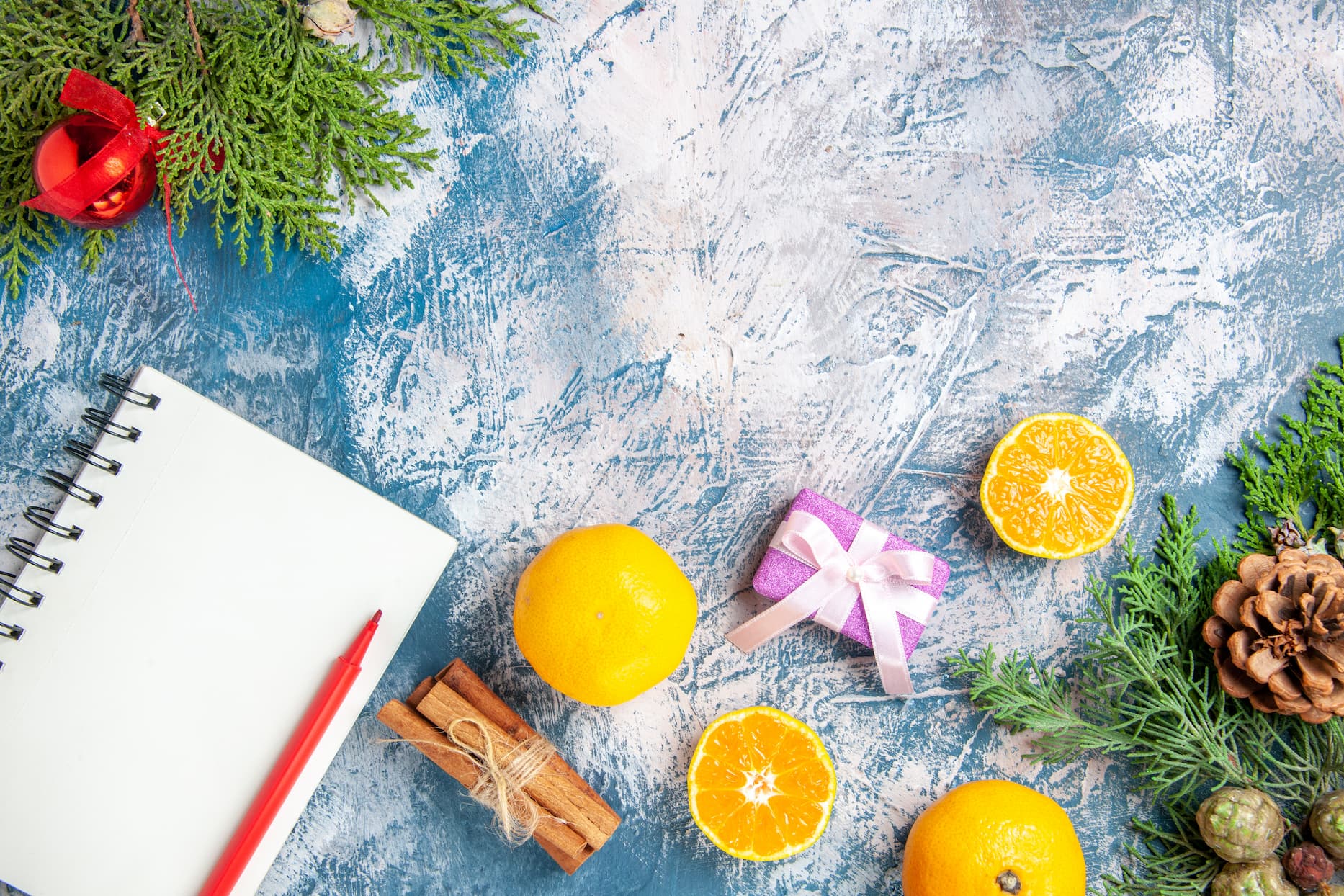 овогодний декор и материалы для изучения эстонского языка — символ вдохновляющего завершения 2025 года и подготовки к новому 2026