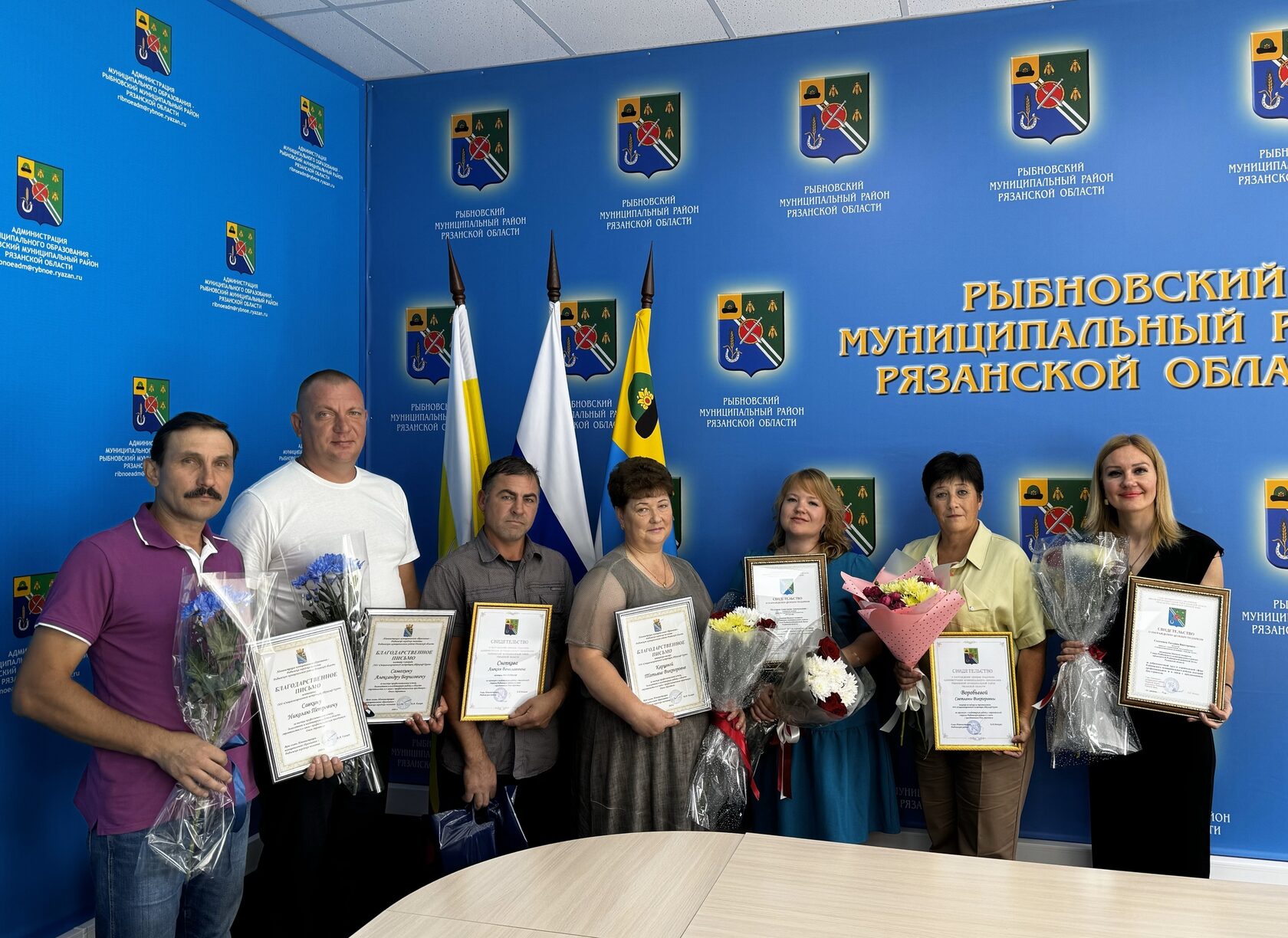 Сотрудники получают награды администрации района