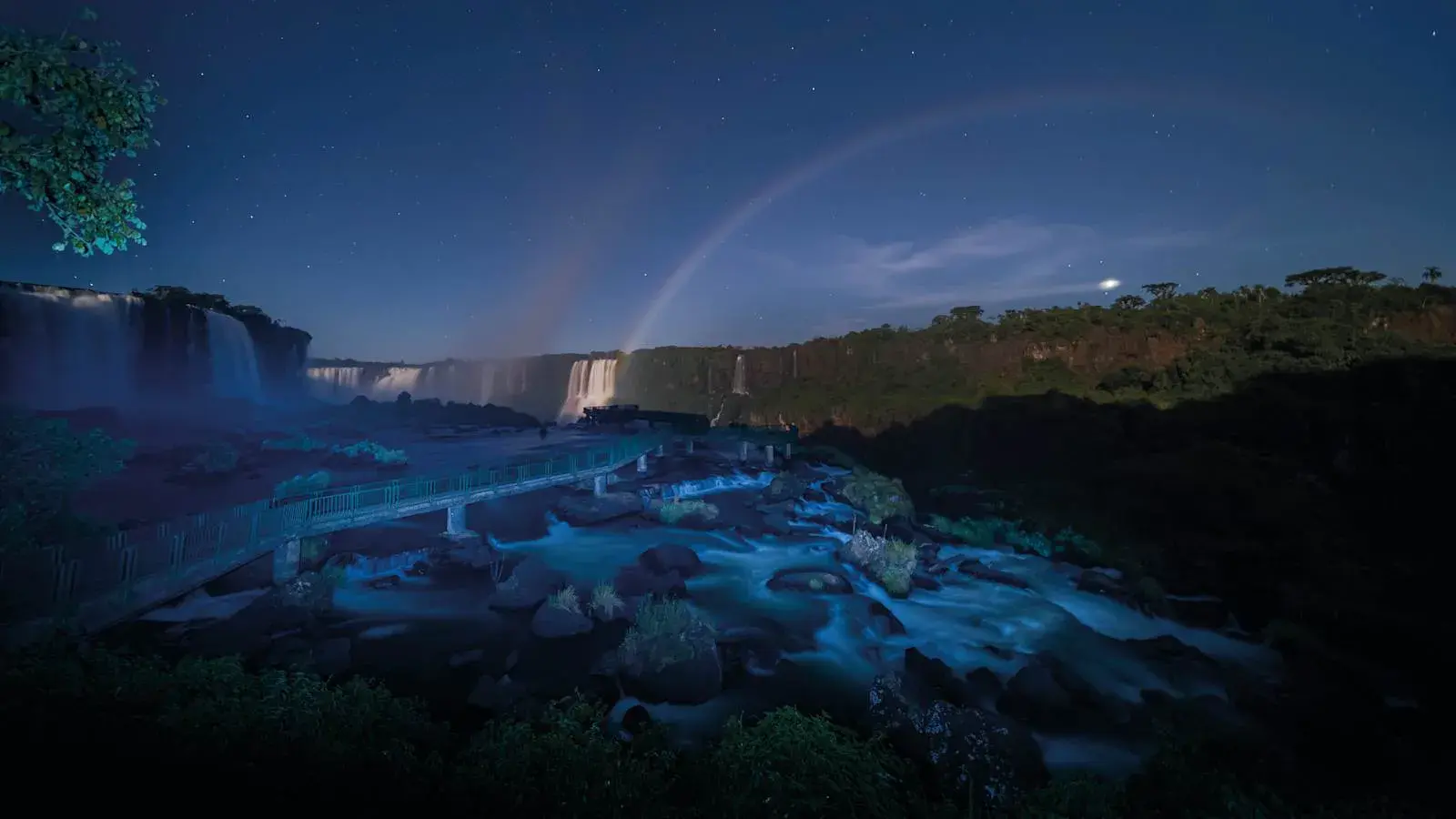 Лунная радуга над водопадами Игуасу ночью, вид от Hotel das Cataratas Belmond