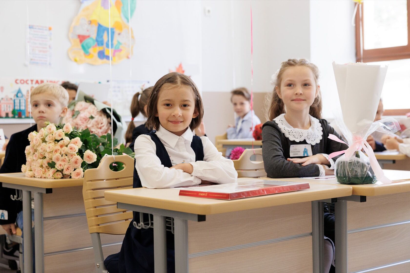 Первоклассники в светлом учебном классе