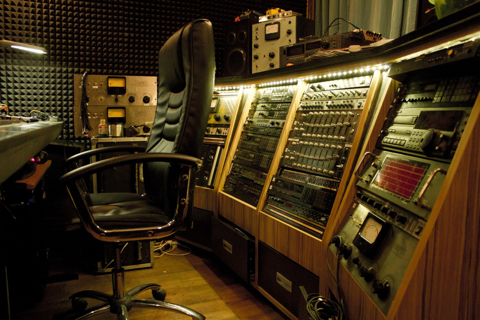 Как можно назвать звукозапись с двумя каналами. Aurum студия звукозаписи Москва. Профессиональная звукозаписывающая студия. Звукозаписывающая студия в Москве. Студия записи.
