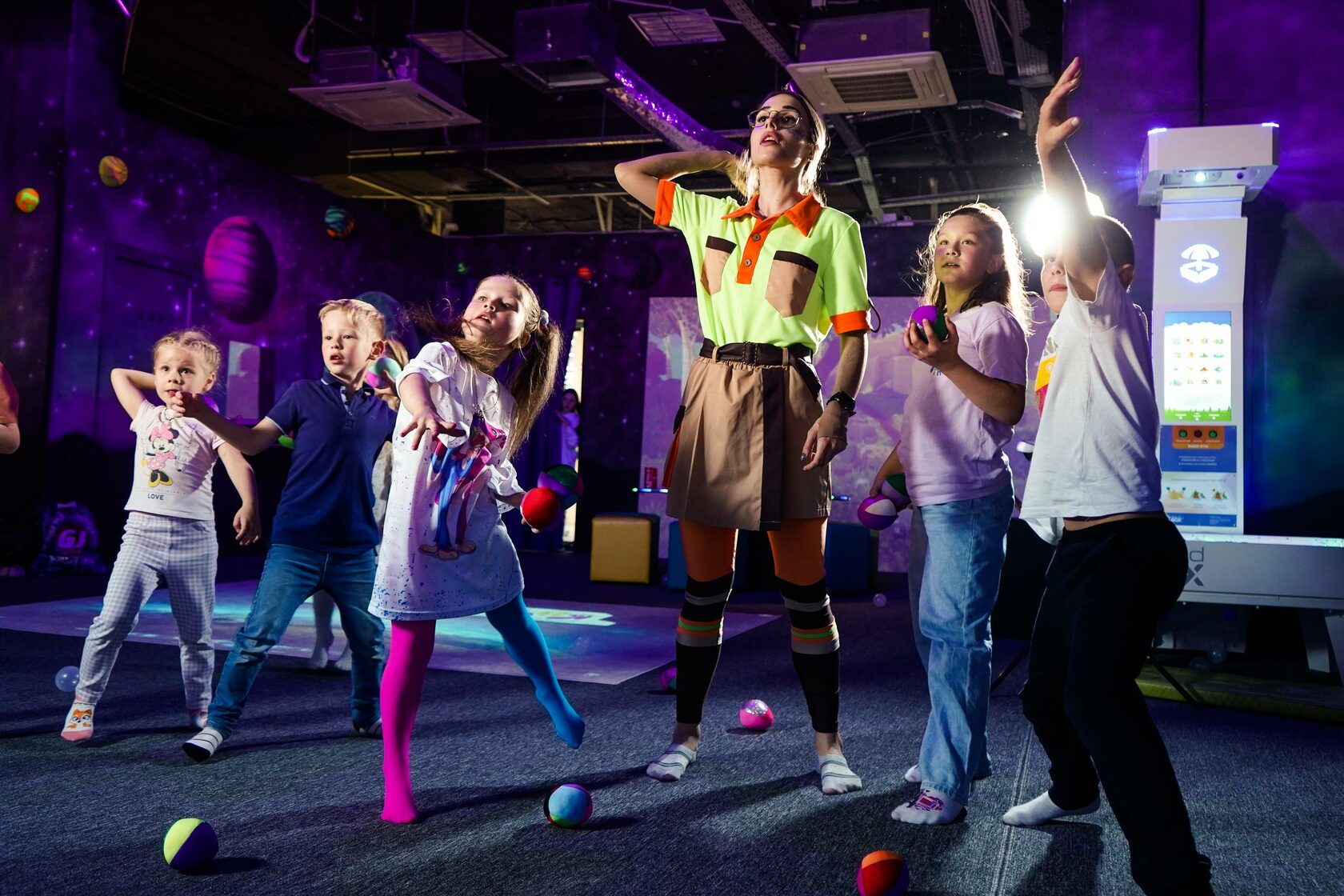 Футурамия гранат. Футурамия. Парк интерактивных приключений футурамия в екатеринбурге тц гранат. Футурамия екатеринбург омега. Футурамия екатеринбург фан фан.