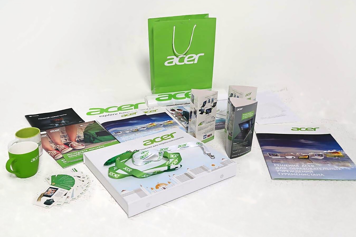 Комплект с логотипом Acer: пакет, кружки, ланъярды, каталоги, буклеты, коробка