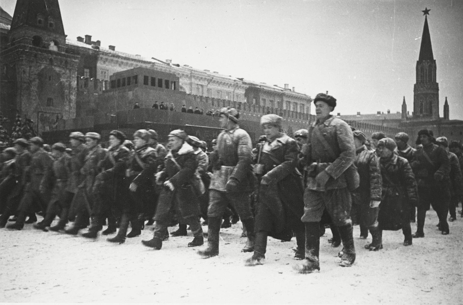 Первый парад 7 ноября 1941. Парад 7 ноября 1941. Парад 7 ноября 1941 года в Москве на красной площади. Парад на красной площади 7 ноября 1941 г.. Парад на красной площади 1941 битва за Москву.