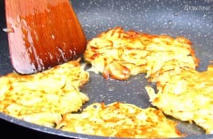 Приготовление капустных оладий из сырой капусты на сковороде: шаг 8