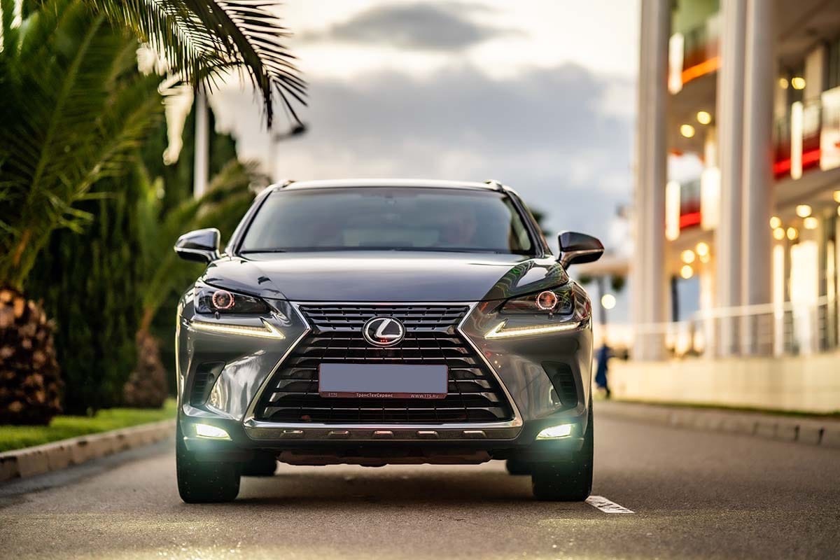 Lexus аренду. Аренда кроссовера картинки.