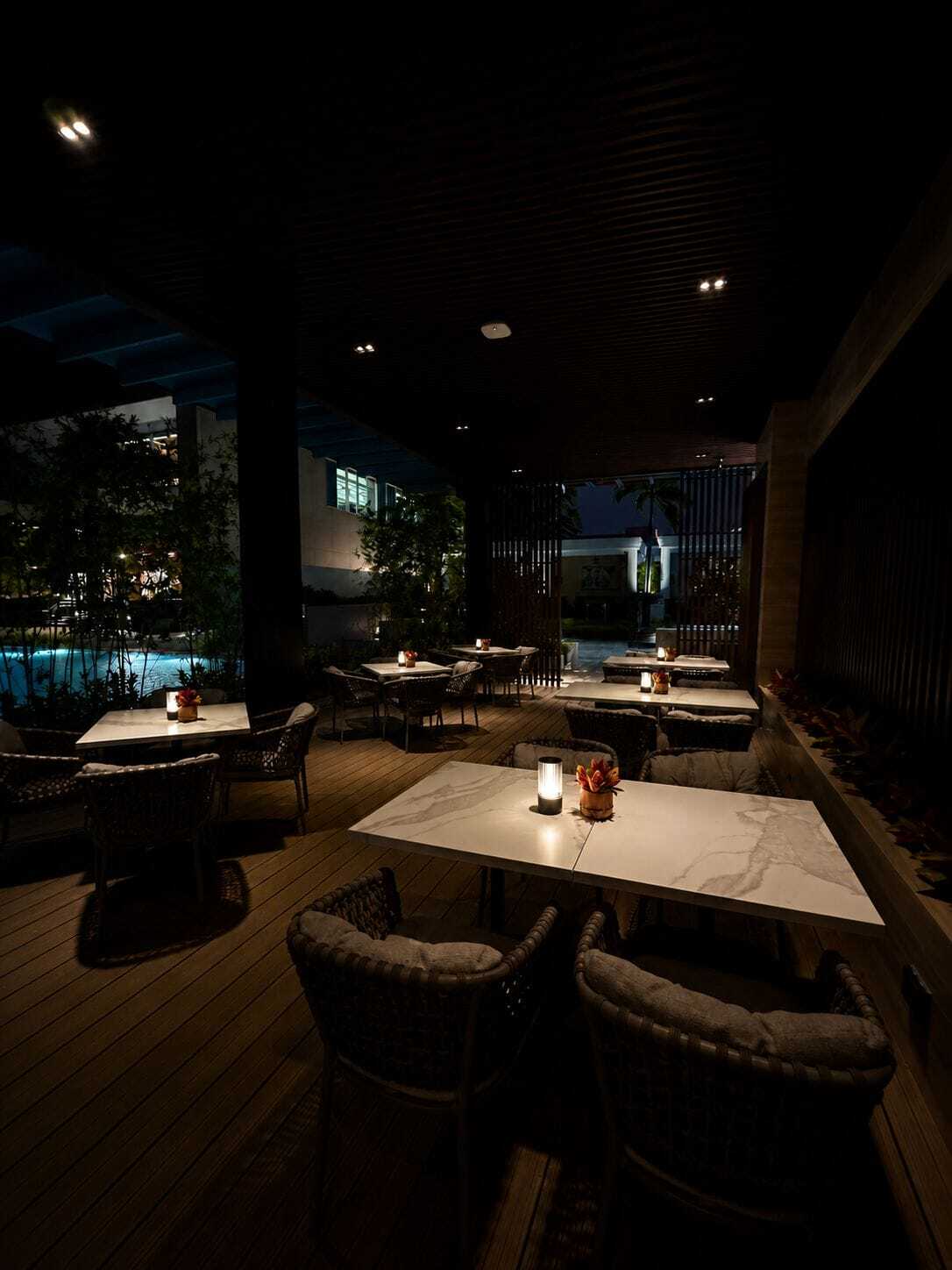 Solaire Pool Bar & Grill: мягкий свет у бассейна — фото 3