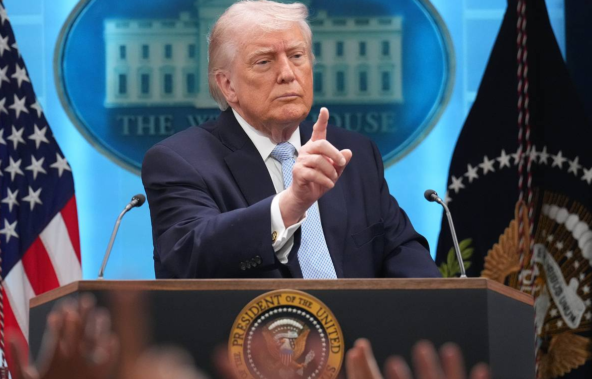 Президент США Дональд Трамп выступает перед журналистами на пресс-конференции.