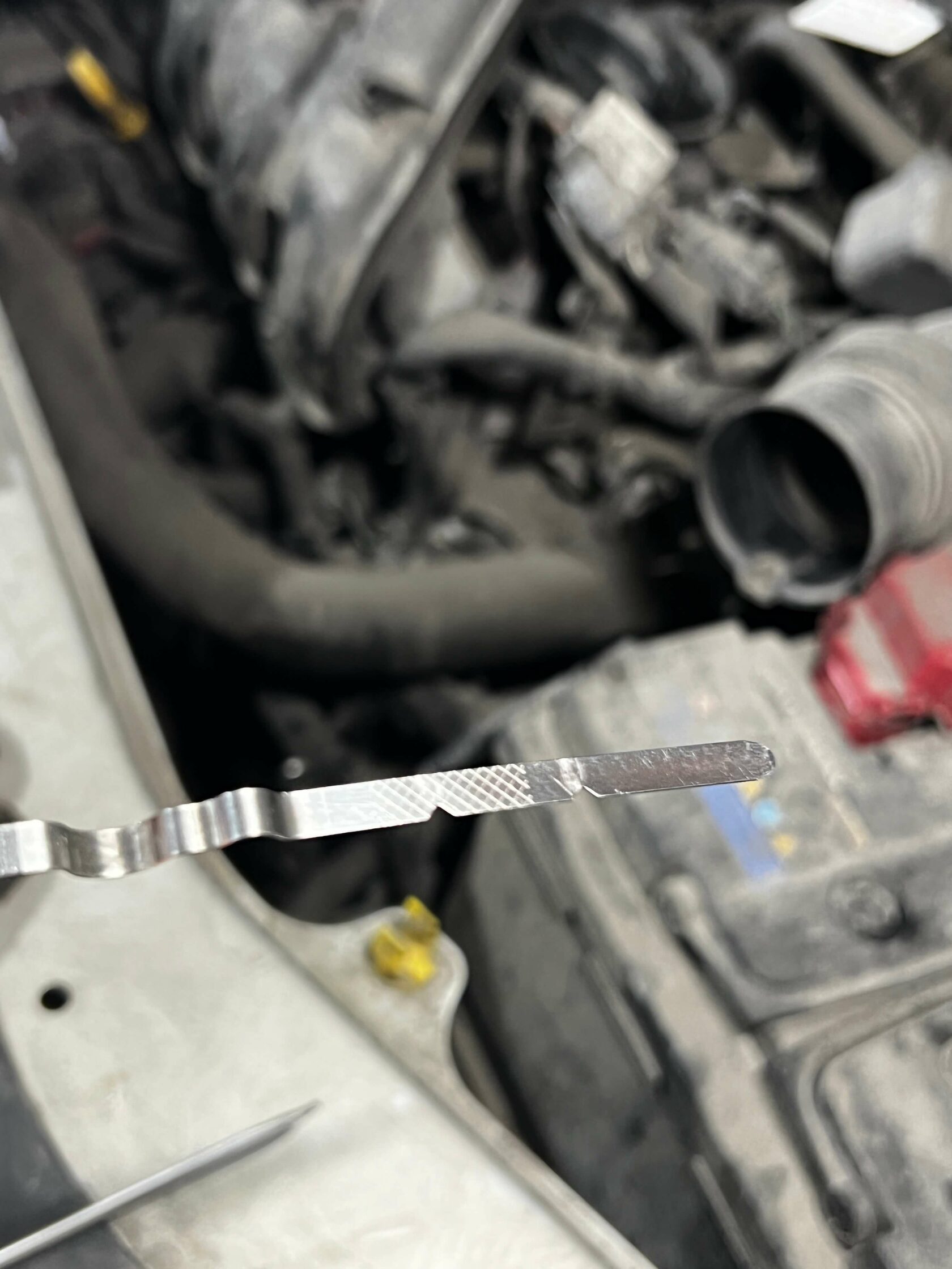 Проверка уровня масла по щупу