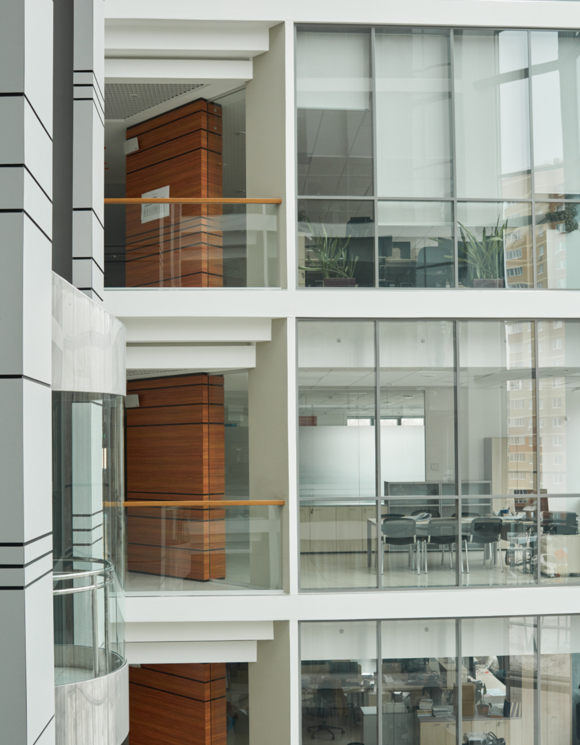 Стеклянный козырек над входом фото