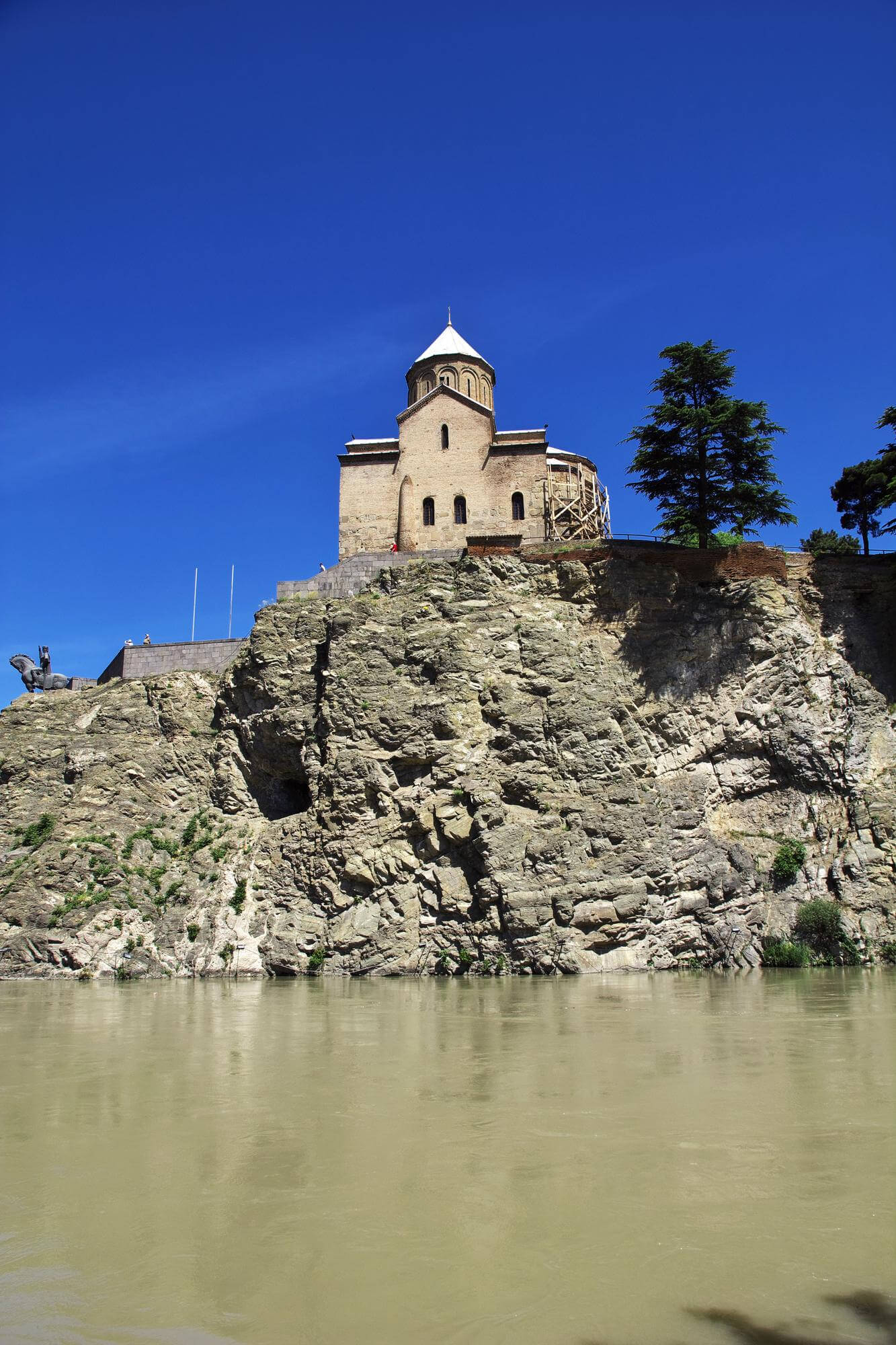 Горы и церковь