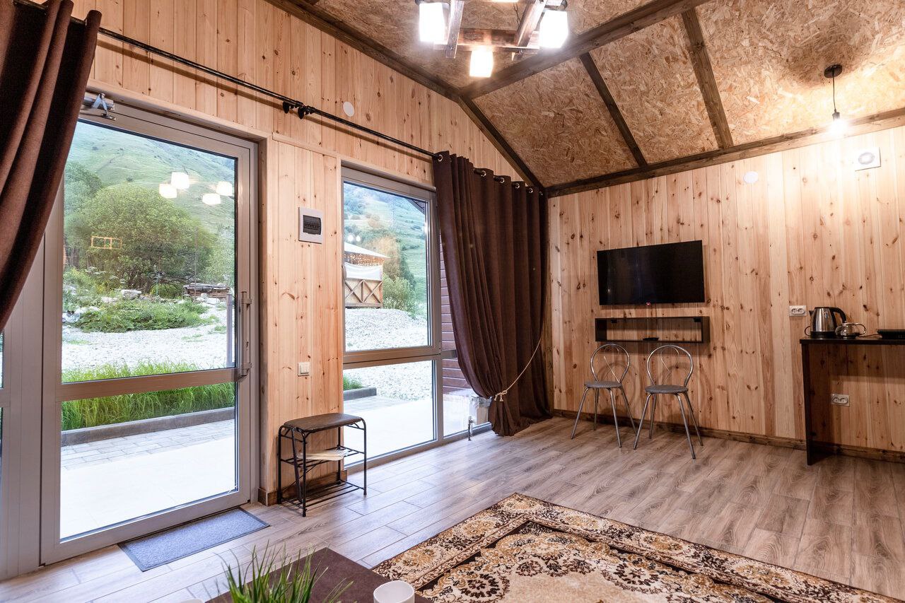 Домики в приэльбрусье снять. Снять домик в приэльбрусье посуточно. Азау коттеджи. Снять домик в приэльбрусье посуточно. Эльбрус хижина логово.