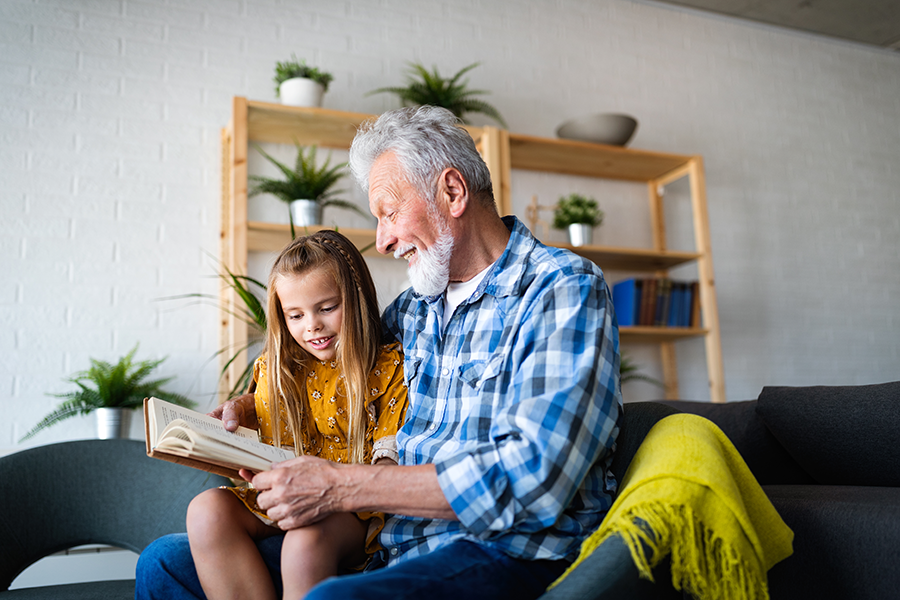 Девочка читает с дедушкой. Фото семейного чтения с дедушкой. Дом grandpa. Дедушка читает книгу.