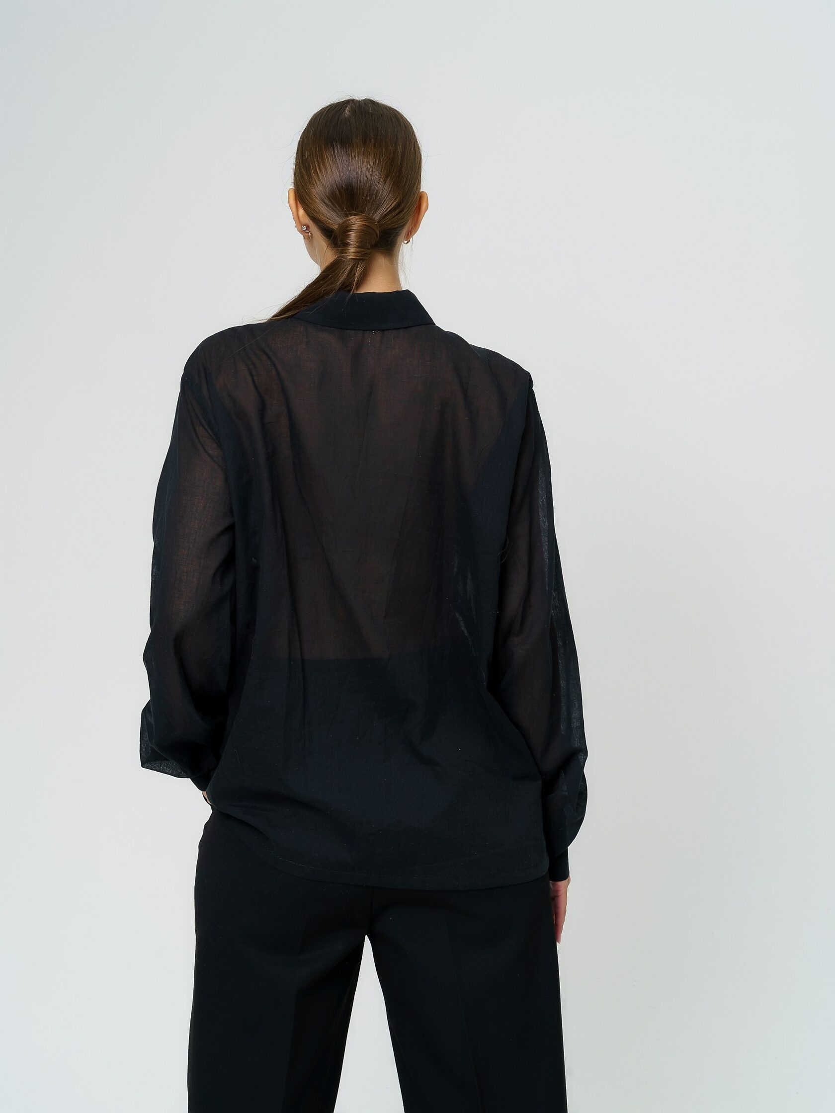 рубашка дизайнерская классическая базовая полупрозрачная черная хлопковая свободного силуэта с длинным рукавом и карманом с отстегивающимся белым воротничком